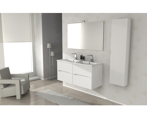 Kúpeľňová scéna s bielym dvojitým umývadlom, zrkadlom, vysokou skriňou a kreslom