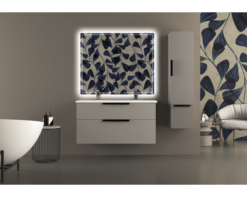 Moderná kúpeľňa s umývadlovou skrinkou, osvetleným zrkadlom a vysokou skriňou