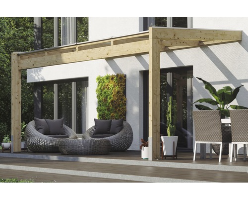 Drevená pergola s ratanovým nábytkom a rastlinnou dekoráciou na terase