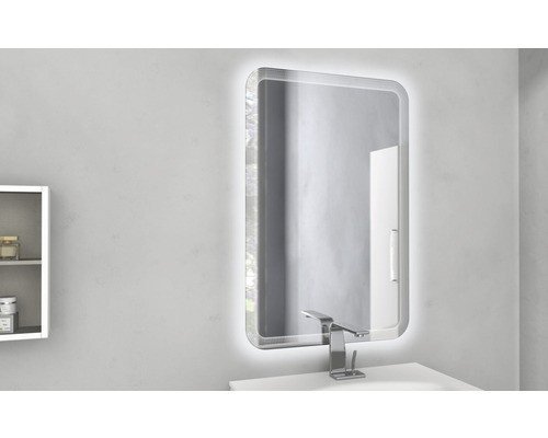 Osvetlené zrkadlo nad umývadlom v kúpeľni