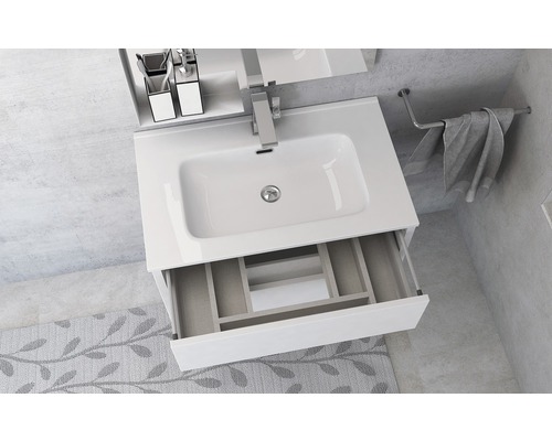 Skrinka pod umývadlo s otvorenou zásuvkou a držiakom na uteráky v kúpeľni