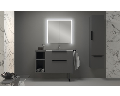 Moderná kúpeľňa s umývadlom, zrkadlová skrinka s osvetlením a vysoká skrinka