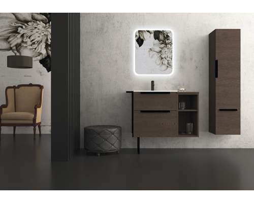 Kúpeľňa s umývadlom, zrkadlom, vysokou skriňou a sedacou stoličkou