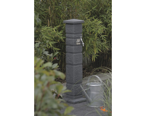 Záhradná scéna s vodným stĺpikom a kanvou