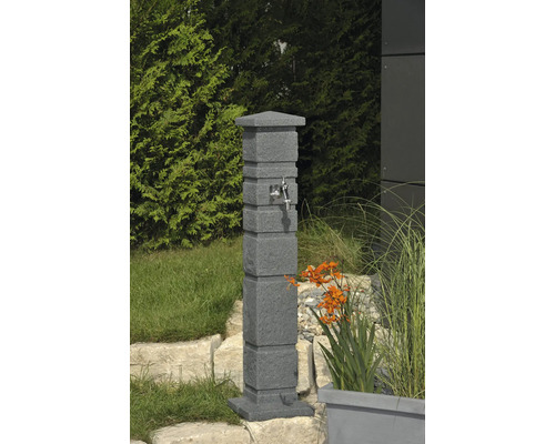 Záhradný vodný stĺpik s vodovodným kohútikom v záhrade