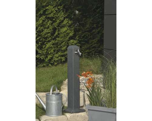 Záhradná scéna s vodným stĺpikom, kanvou a výsadbou