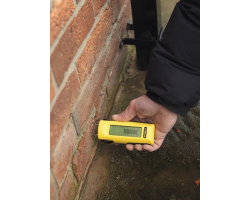 Merač vlhkosti používaný na tehlovej stene