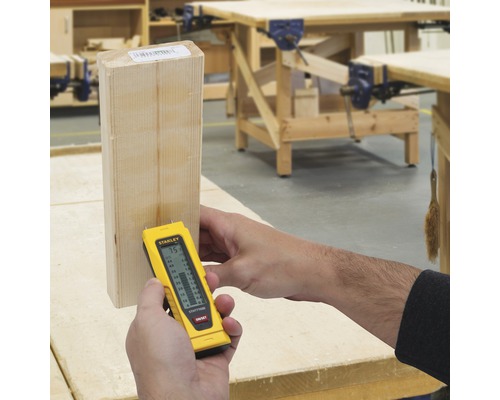 Merač vlhkosti dreva meria vlhkosť kusu dreva