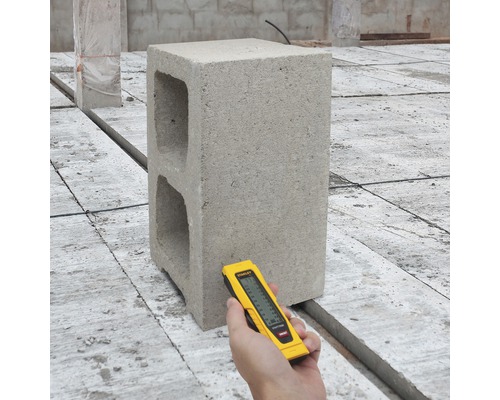 Vlhkomer kontroluje betónový blok.