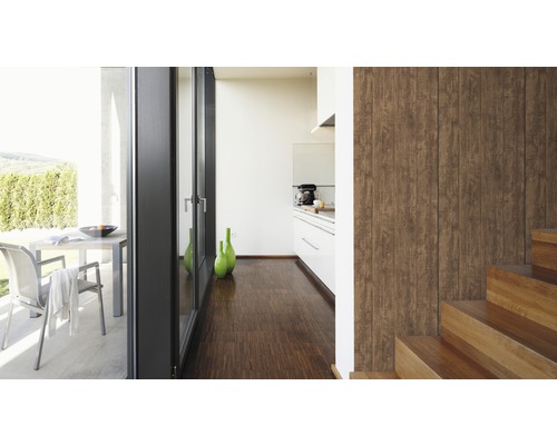 Svetlá miestnosť s drevenou podlahou, schodiskom a drevenou stenou