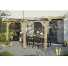 Drevená pergola s terasovým nábytkom a grilom v záhrade