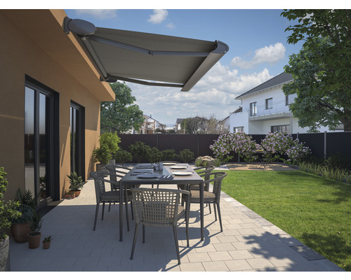 Terasa s markízou, stolom a stoličkami v záhrade