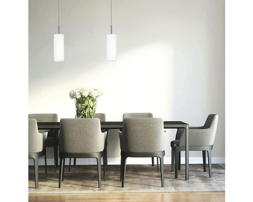 Jedálenský stôl so stoličkami a dvoma závesnými svietidlami