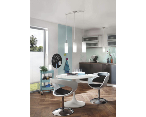 Svetlá kuchyňa s jedálenským stolom, stoličkami a závesným svietidlom s tromi žiarovkami