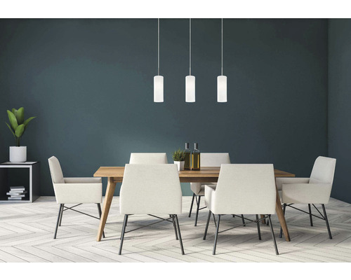 Jedáleň s jedálenským stolom, stoličkami a závesnými svietidlami