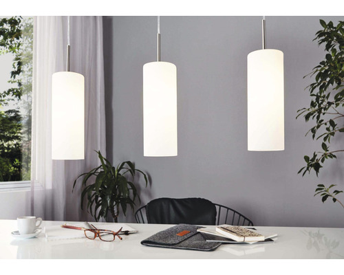 Tri valcové závesné svietidlá nad stolom