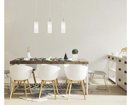 Jedáleň s jedálenským stolom, stoličkami a tromi závesnými svietidlami