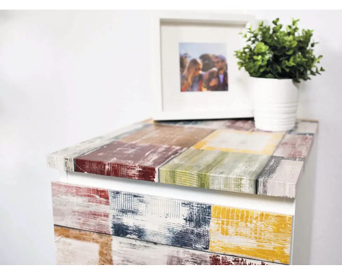 Komoda s viacfarebným dekorom a dekoračnými predmetmi