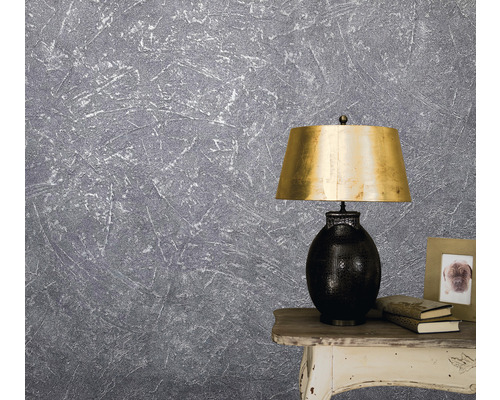 Sivá štruktúrovaná tapeta s lampou na stole