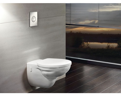 Závesné WC s ovládacím panelom v modernej kúpeľni.