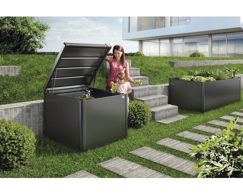 Kompostér Biohort MonAmi 725 l plechový 102 x 102 x 86 cm tmavosivý metalický Záhradná scéna s kvetináčom a kompostérom v záhrade s matkou a dieťaťom pri záhradníčení.