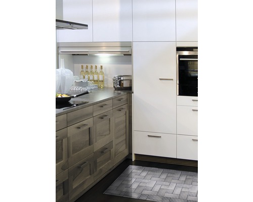 Moderná kuchyňa s bielymi a svetlými drevenými skrinkami a sivou pracovnou doskou