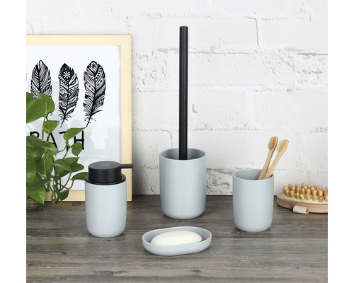 Kúpeľňová súprava s dávkovačom mydla, miskou na mydlo, pohárom na zubné kefky a držiakom toaletnej kefy.