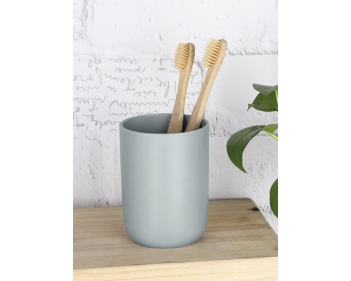 Dve bambusové zubné kefky vo svetlom pohári