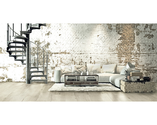 Obývacia izba s točitým schodiskom, pohovkou a drevenou podlahou