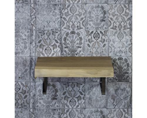 Drevená polica s nástenným držiakom pred stenou so vzorom