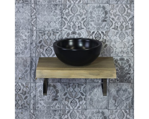 Čierne umývadlo na doske na drevenej polici s obkladačkami v kúpeľni