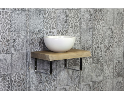 Umývadlo na drevenej poličke s kovovým držiakom pred stenou so vzorom