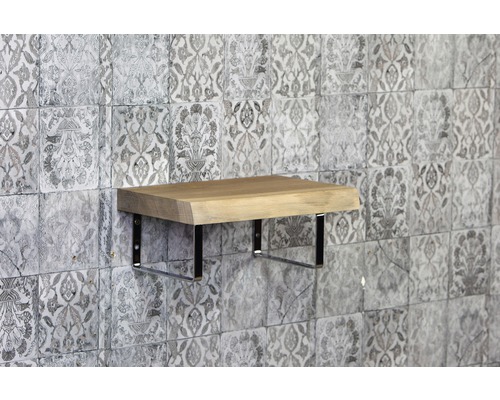 Drevená polica s kovovým držiakom na zdobenej stene