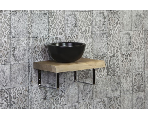 Umývadlo na drevenej polici s kovovou podperou pred vzorovanou stenou