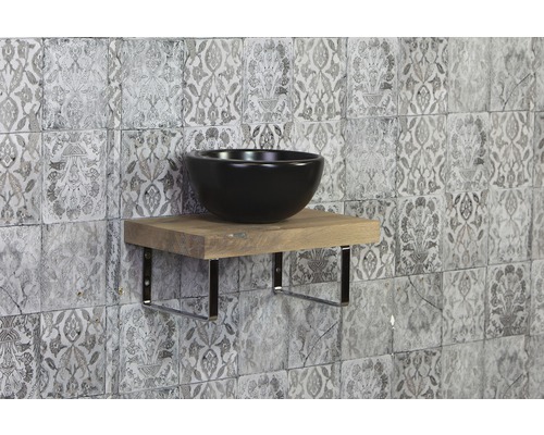 Umývadlo na drevenej doske s kovovým držiakom pred stenou s dlaždicami