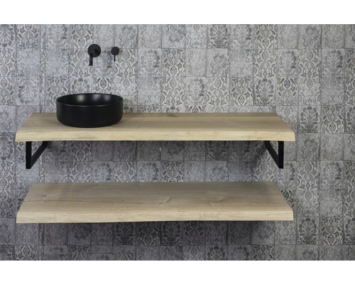 Kúpeľňa s dvoma drevenými konzolami, čiernym umývadlom na dosku a armatúrami pred zdobenou stenou