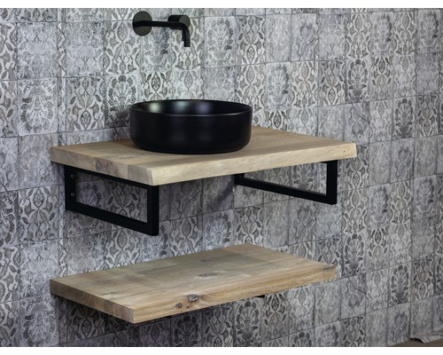 Kúpeľňa s umývadlom, čiernym umývadlom na dosku, dvoma drevenými policami a batériou pred stenou so vzorom