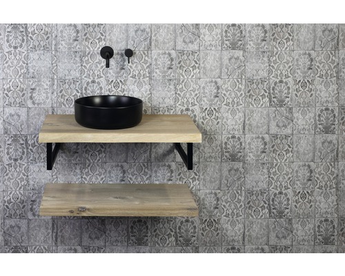 Moderná kúpeľňa s umývadlom, policami a vzorovanými obkladmi