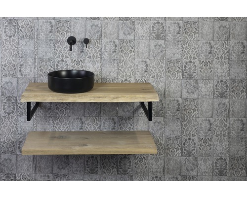 Kúpeľňa s umývadlom na drevených policiach a vzorovanou obkladačkou