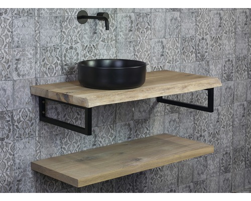 Kúpeľňa s umývadlom, drevenou pracovnou doskou a nástennou armatúrou