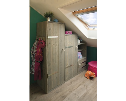 Podkrovná izba s drevenou skriňou a strešným oknom