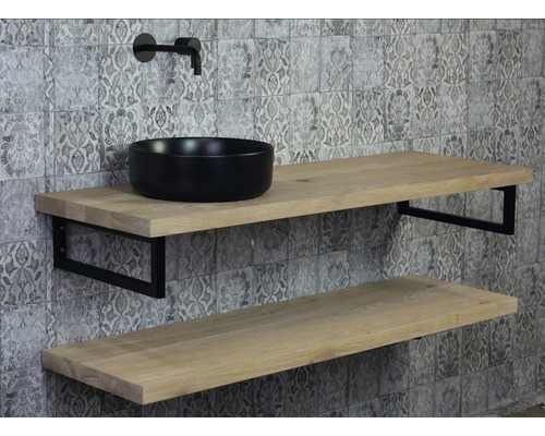 Kúpeľňa s dvoma drevenými konzolami, čiernym umývadlom na dosku a batériou