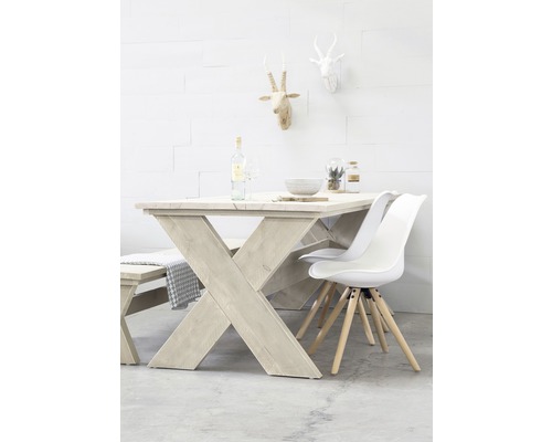 Jedáleň s dreveným stolom v krížovom dizajne, lavicou a stoličkami