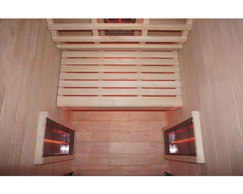 Vnútorný pohľad na infračervenú saunu s drevenými stenami a infračervenými žiaričmi