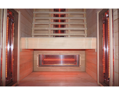 Vnútorný pohľad na infračervenú saunu s drevenými lavicami a infračervenými žiaričmi