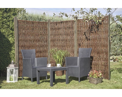 Zástena z vŕby so záhradným sedením na trávniku