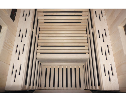 Interiér sauny s drevenými lavicami a vetracími otvormi