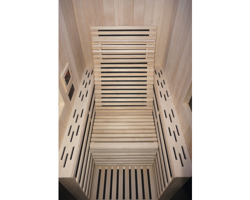 Vnútorný pohľad na saunu s drevenými lavicami a dreveným obložením