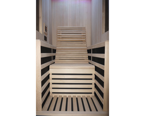 Interiér sauny s drevenými sedadlami