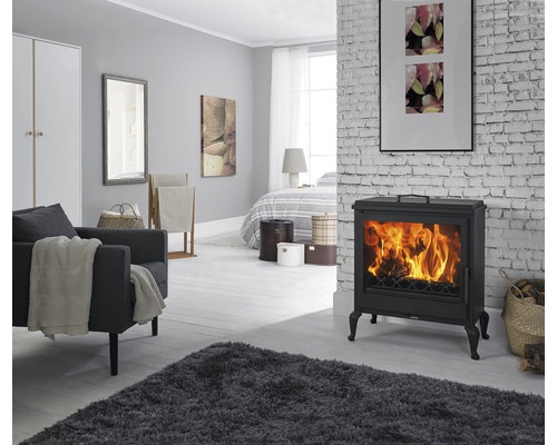 Obývacia izba s krbovými kachlami, kreslom a kobercom